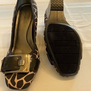 Bandolino 7.5 giraffe print wedges. New!